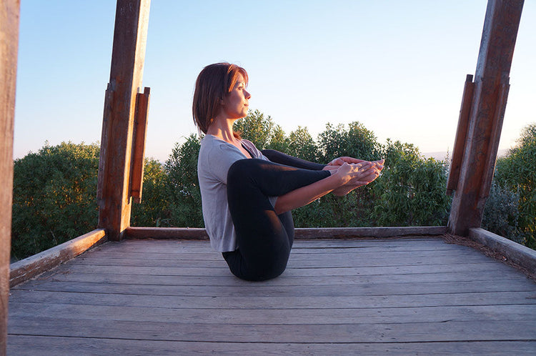 Translation missing: fr.yoga nadia jendoubi chez najen nature posture facile équilibre